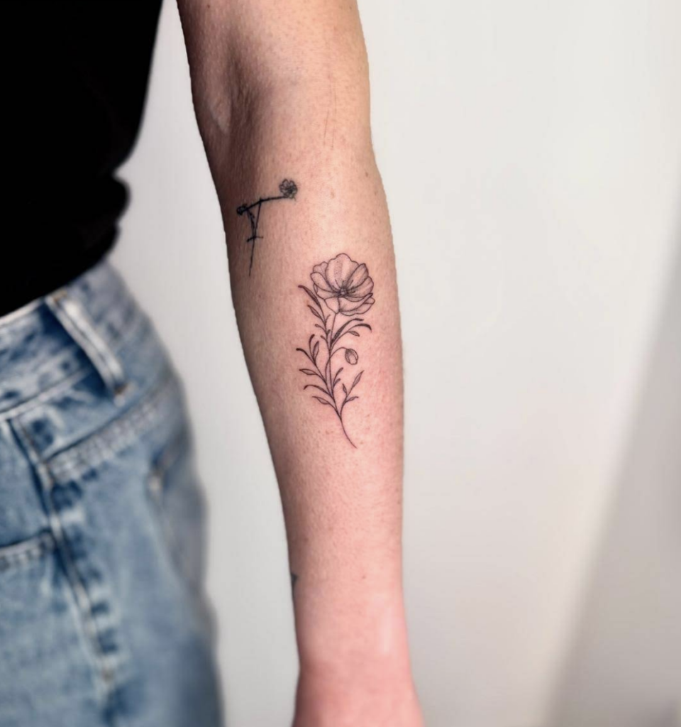 Fineline Tattoo mit Blumenmotiv am Unterarm – feine Linien sauber gestochen – Lighthouse Tattoo Straubing